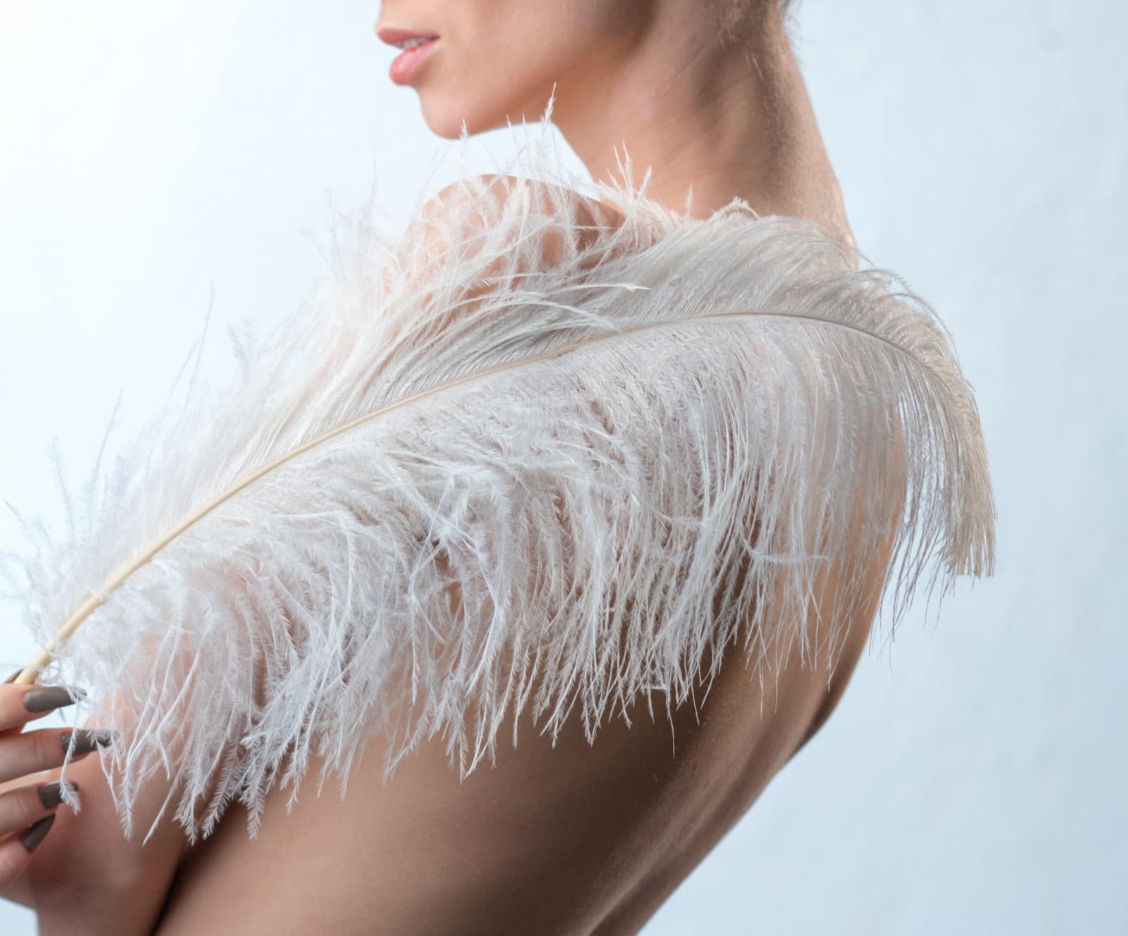 The girl on the naked shoulder feather